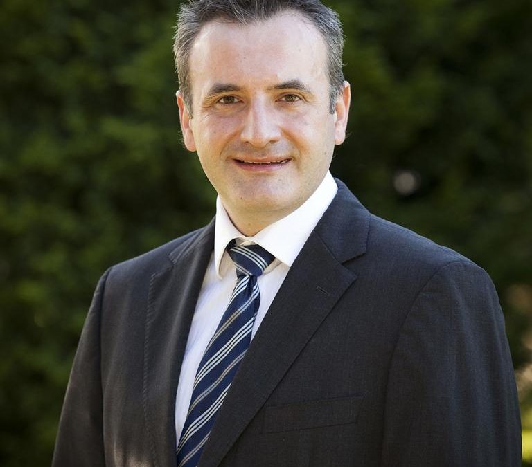Dr Ron Bezic